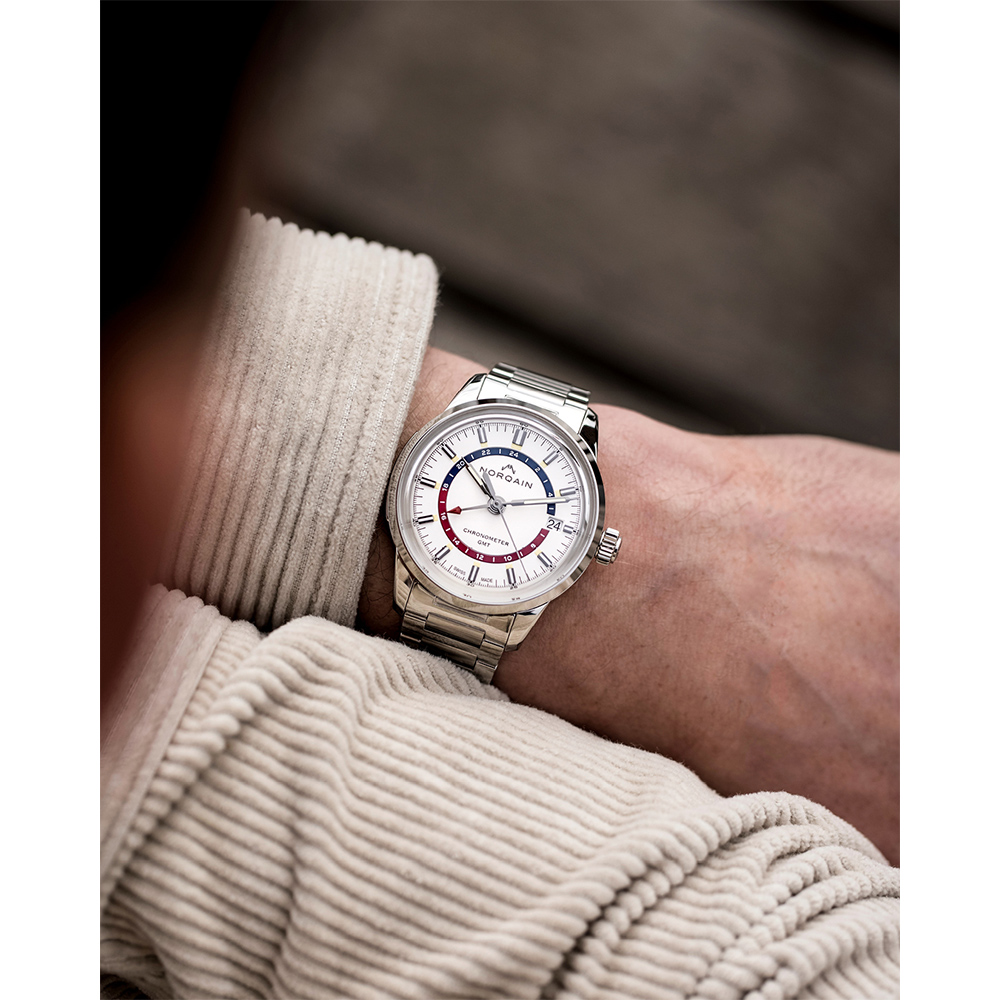 Freedom 60 GMT 40mm details 1