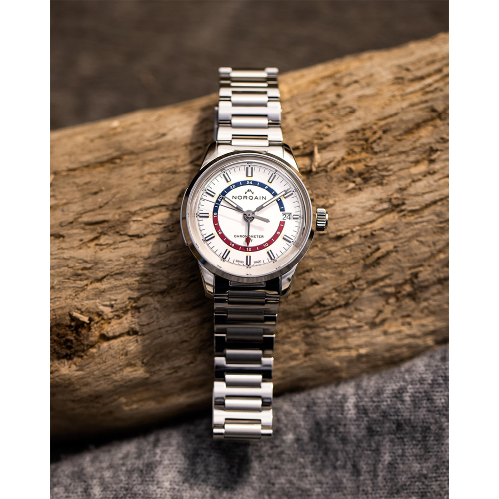 Freedom 60 GMT 40mm side